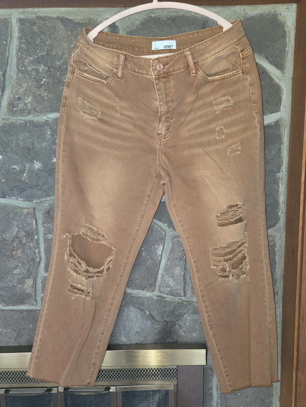 VERET Distressed Cropped Jeans in Tan